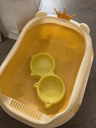 pişiklər ucun ev: Ev heyvanları üçün plastik qum qabı və iki bölməli yem-su qabı dəsti — 1