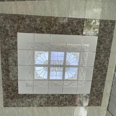 алчипан потолок: Qəhvəyi və bej rənglərdə olan bu tavan dizaynı müxtəlif ölçülü kvadrat — 3