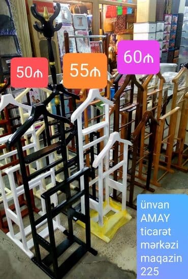 paltar asilqanlari: Müxtəlif rənglərdə mövcud olan bu taxta paltar asılqanları geyimlərin — 3