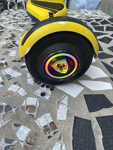 Elektrik hoverboard (özünübalanslaşdıran skuter), sarı-qara korpus