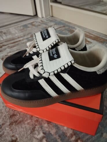 Toy paltarları və aksesuarları: Az işlənib heç bir problemi yoxdur.razmer 39 — 2