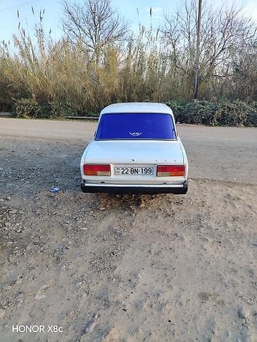 güzgü kamera: VAZ 2107, ağ rəng, sedan kuzov. Texniki xüsusiyyətlər: - Benzin — 6