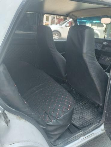 sam diskler: VAZ 2107, ağ rəng, sedan kuzov. Arxa şüşədə bənövşəyi rəngli plyonka — 1