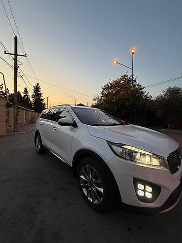 Kia Sorento – ağ rəngli, tam ölçülü SUV Xüsusiyyətlər: - Geniş və — 8