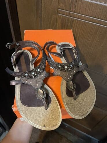 белые босоножки на тракторной подошве: Размер: 35, цвет - Коричневый, Б/у — 2