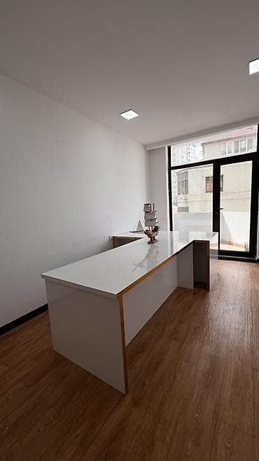 Ofis masaları: Müdir üçün, Künc masa — 2