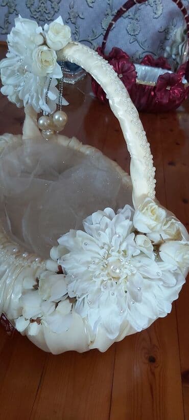 şirniyyat xoncaları: Toy Nişan ücün dekorativ bəzəkli səbət, krem rəngli atlas parça və ağ — 2