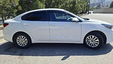 Kia: Kia Rio sedan – ağ rəng, Azərbaycan nömrə nişanı ilə. Şəhər və uzun — 3