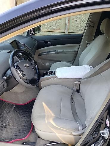 on lip: Toyota Prius, 2-ci nəsil, hibrid. - Kuzov: hetçbek, qara rəng - Güc — 6