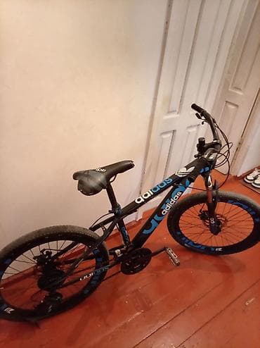 - Dağ/şəhər tipli velosiped, 26” təkərlər - Rəng: qara, mavi detal və