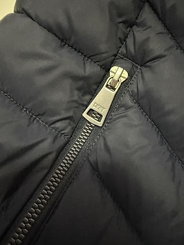 ağ pencek: DKNY qadın pufik yarımfəsil gödəkçə
Rəng: tünd göy.Ölçü s-m — 3