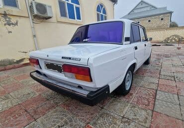 şkoda: VAZ 2107 sedan Xüsusiyyətlər: - Kuzov: 4 qapılı sedan, ağ rəng - — 6