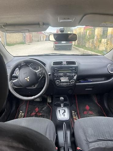 yan guzguler: Mitsubishi Attrage / Mirage G4 sedan - Rəng: qara - Kuzov: 4 qapılı — 4