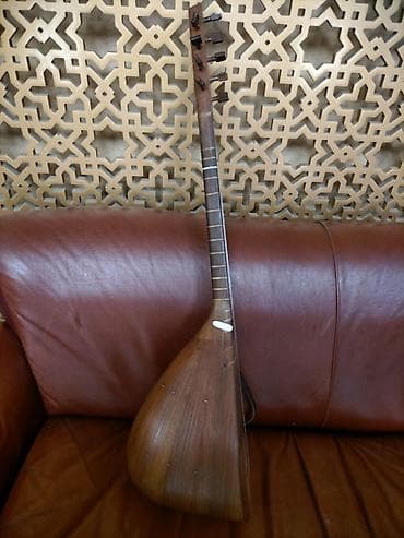 Usta Xudunun sazidi tecili satilir,saz 70 ci illerin sazidi.Ciddi