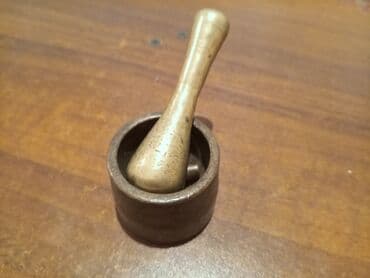 BuKiçik, dairəvi dəstəyi olan ədviyyat əzən dəst və qabdan ibarətdir