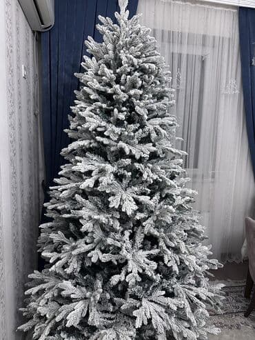 nərdivan üzərində şaxta baba: Yolka Yenidir . Kremelevski yolkasi 240 sm boyu. Zontik modeldi-yeni — 5