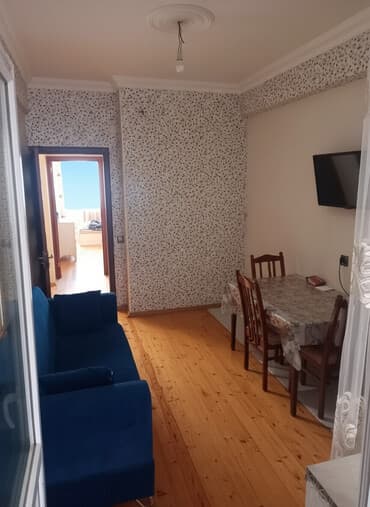 maklersiz kiraye evler 2023: Mebelli və texnikalı 2 otaqlı mənzil - İşıqlı qonaq otağı: divar — 1