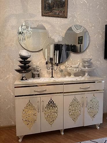 Zövqlü dizayna malik vitrin/bufet dolabı - Rəng: krem/ivori, qızılı