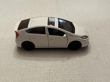 oyuncaq masin type 1: Ağ rəngli oyuncaq avtomobil modeli - Ölçü: təxminən 1:32–1:36 miqyas — 4