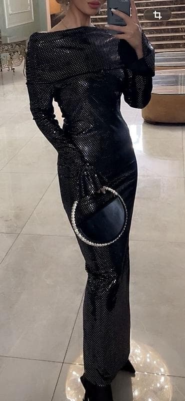 Qara rəngli, tam bədənə oturan axşam/gecə libası. Parıldayan