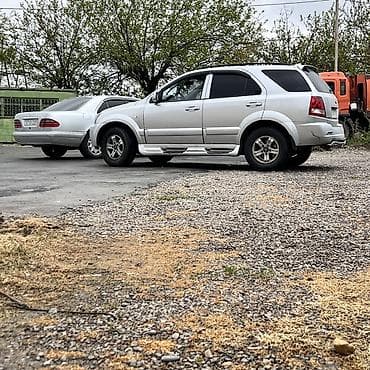 rol satisi: Kia Sorento – gümüş rəngli, tam ölçülü SUV. Texniki və daxili — 1
