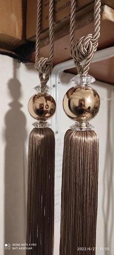 Qəhvəyi rəngli, ipək saçaqlı və şüşə kürəli pərdə bağları. Yüksək