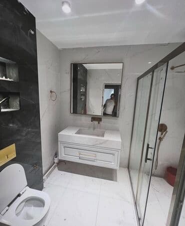 qapi aksesuarlari: Mərmər effektli ağ rəngdə divara quraşdırılan dolablı unitaz. Dolabda — 5