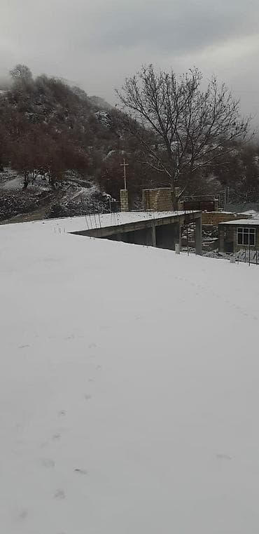 gencede kiraye ev axtariram: İsmayıllı rayonu Lahıc yolu 6 km.qaraqaya kəndində yolun kenarında 3 — 4