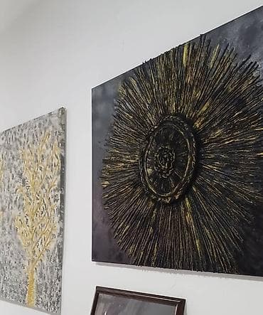 Tablolar, təkcə boya ilə deyil,əlavə işləmələrlə. Əl işidir. Kətan