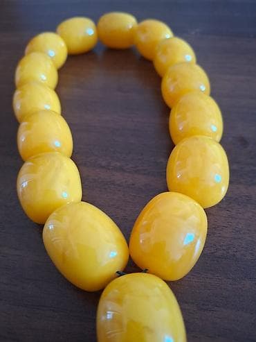 bujuterya: İri təsbeh – kəhrəbanın oxşarı (imitasiya), kəhrəba deyil. - Rəng — 4