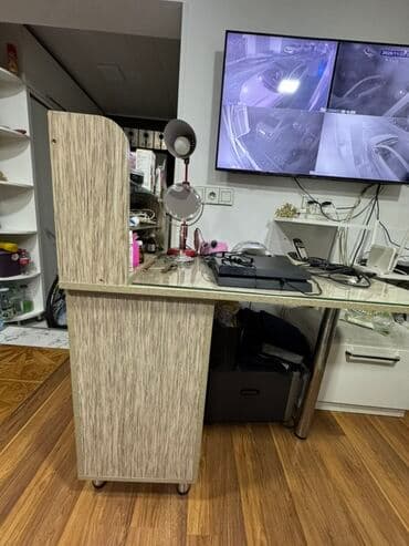 Düz masa, Siyirməsiz, Polkalı, Şüşə, Kredit yoxdur