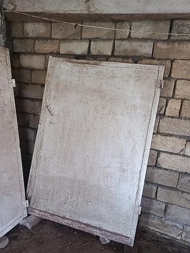 qaplar ev: Dəmir qalın qaraj qapısı.Uzunlugu 2.5 m.Hundurluk 1.90 m.Karkas qalın — 2