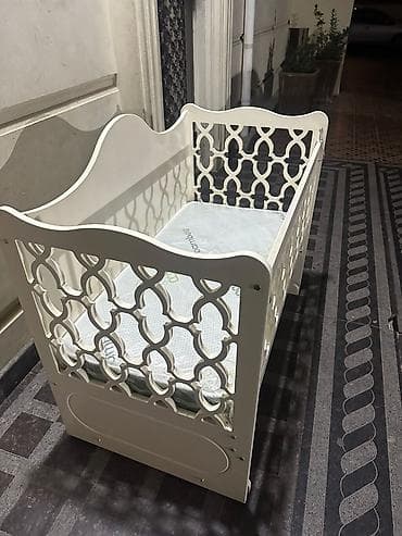 Asia: Для девочки и мальчика, Б/у, Четырехугольная, Колыбель, Без бортиков, С матрасом, С механизмом качания — 2