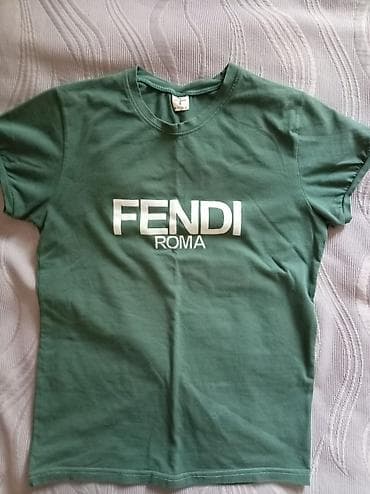 şort: FENDI ROMA loqolu t‑şört - Rəng: yaşıl - Ön hissədə iri ağ “FENDI — 1