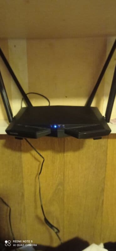 Tenda Wi‑Fi router - Brend/model: Tenda (şəkildəki dizayn Tenda AC