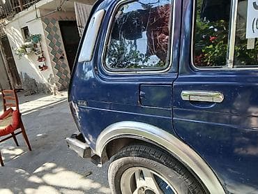 niva şit: LADA Niva 4x4, mavi rəng, 5 qapılı universal kuzov. Xüsusiyyətlər: - — 4