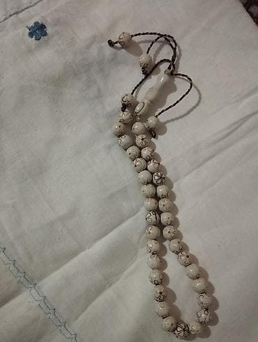 Eynəklər: Məhsul: Təsbeh dəsti (4 ədəd) Təsvir: - Ağ təsbeh: Oval-silindrik — 10