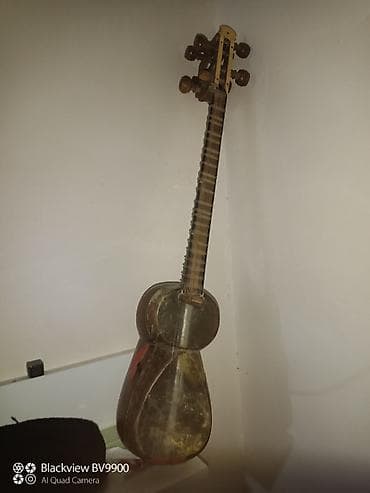 işlenmiş eşyalar: Köhnə tar musiqi aləti telləri qırıqdır təmirə ehtiyacı var, muzeyə — 1