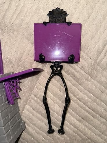 комплект: Monster High mövzusunda plastik oyuncaq aksesuarları dəsti. Tərkibi — 2