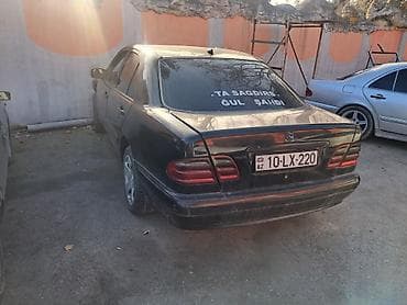mersedes a klas: Mercedes-Benz E-Class (W210) sedan, qara rəng Diqqetle oxuyun sora — 1