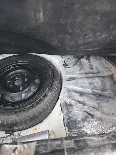 Avtomobil üçün baqaj hissəsi və ehtiyat təkər komplekti - Tam ölçülü — 1