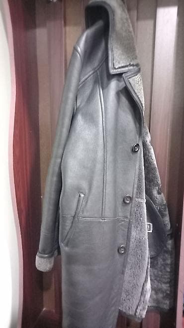 Cinslər: Qara/qaranlıq boz rəngdə kişi üçün dəri kürk (shearling tipli). - — 2