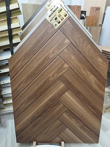 RICH WOOD laminat döşəmə paneli – “balıqsümüyi” (herringbone) naxışlı