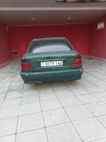 Su nəqliyyatı: Model: Mercedes-Benz C‑Class (W202) sedan Kuzov: 4 qapılı, tünd — 4
