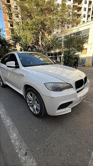 BMW X6, ağ rəng, kupe-krossover gövdə tipli. Güclü benzin mühərriki və
