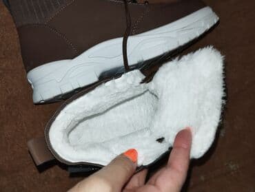 bot ayaqqabı: Qadın botları – qara rəngdə, nazik hündür dabanlı (təxminən 9–10 sm) — 4