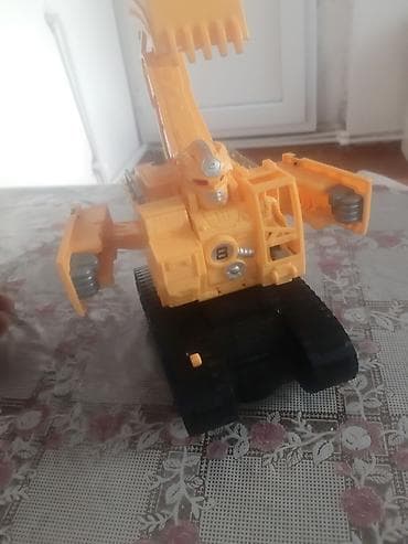 traktor oyuncaq: Tam seliqeli veziyyetde.İşığı yanır,musiqilidir.Yığılır,açılır,tam — 8