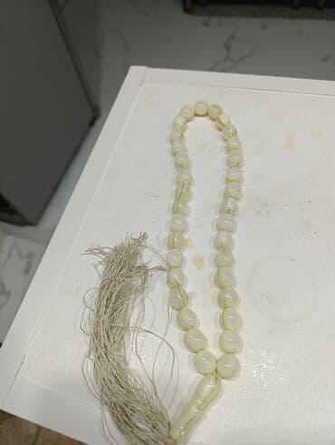 Ağ rəngli təsbeh - Material: parlaq, hamar səthli sintetik/akril