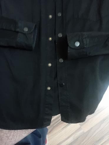 ic geyim: Qara M ölcü knopkalı kişi denim köynəyi. Uzunqollu və yaxalı bu — 1
