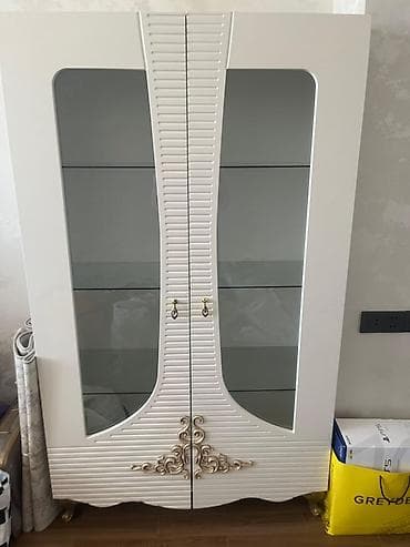 Ağ rəngdə vitrin şkaf - Korpus: parlaq ağ səth, dekorativ relyef